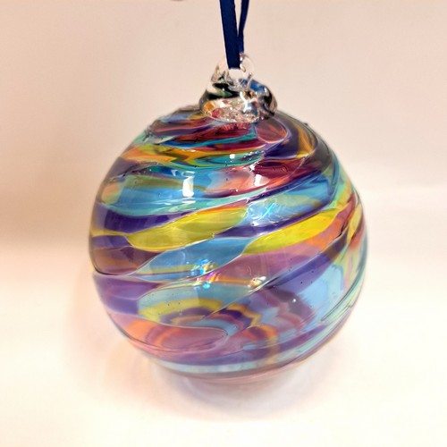 Click to view detail for DB-890 Ornament - Rainbow Frit Twist 3x3 $37